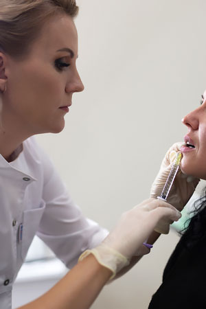 Контурная пластика губ гиалуроновой кислотой в клинике косметологии Code Beauty Medicine